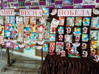 Выставка клуба прикладного творчества "Мастерица", посвященных Дню Победы.